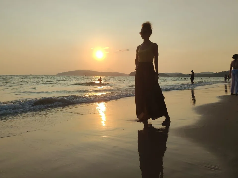 Vedrana na plaži pri zalasku sunca